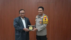 Kapolda Jateng Dapat Penghargaan dari Rektor Unissula saat Kunjungan