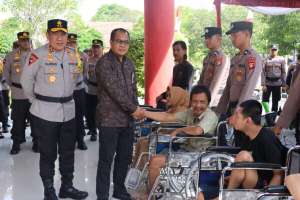 Polda Kalteng dan Kemensos RI Salurkan 30 Kursi Roda untuk Penyandang Disabilitas