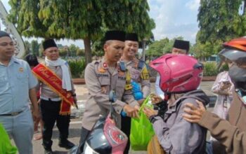 Polisi Berpeci Di Alun Alun Purbalingga Dikira Razia, Ternyata Bagikan Sayur