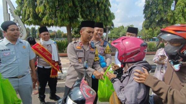 Polisi Berpeci Di Alun Alun Purbalingga Dikira Razia, Ternyata Bagikan Sayur