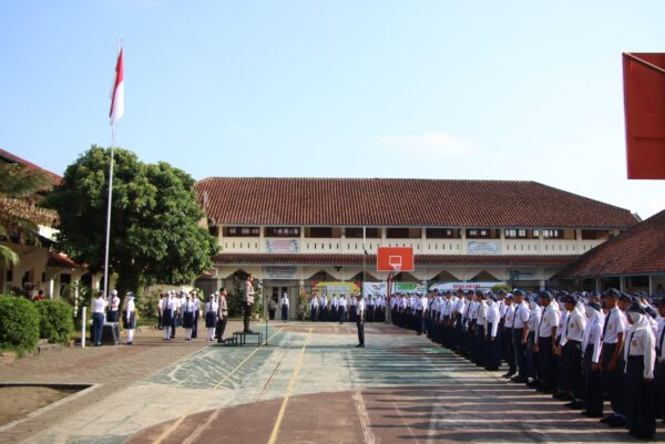 Blusukan ke Sekolah, Polisi Banjarnegara Edukasi Pelajar tentang Bahaya Kenakalan Remaja