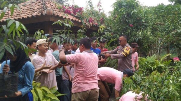 Meriahkan Hari Sumpah Pemuda, Polisi dan Pelajar Bantarsari Cilacap Tanam Pohon Bersama