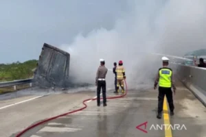 Polres Batang Evakuasi Pengangkut yang Terbakar, Pastikan Keamanan Lalu Lintas