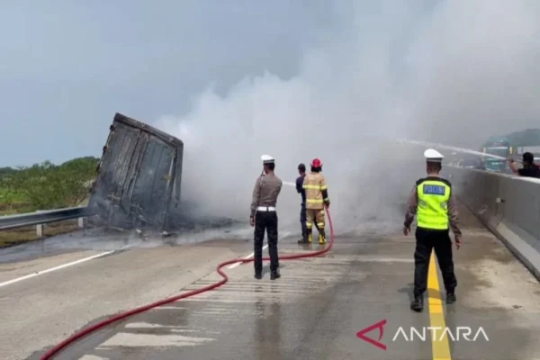 Polres Batang Evakuasi Pengangkut Yang Terbakar, Pastikan Keamanan Lalu Lintas