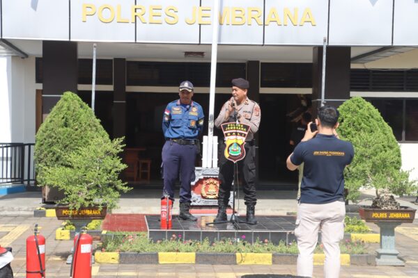 Polres Jembrana Ajak Damkar Latih Kesiapsiagaan Menghadapi Kebakaran