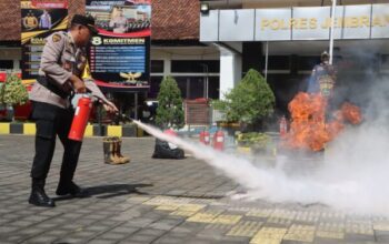 Polres Jembrana Dan Damkar Gelar Pelatihan Apar Untuk Siaga Kebakaran