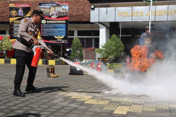 Polres Jembrana Dan Damkar Gelar Pelatihan Apar Untuk Siaga Kebakaran