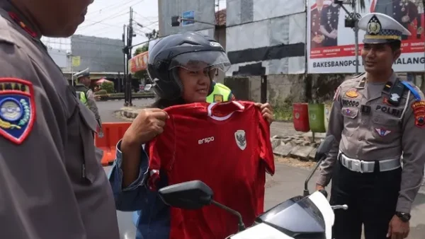 Polres Pemalang Kreasikan Pembagian Jersey Untuk Tingkatkan Kesadaran Lalu Lintas