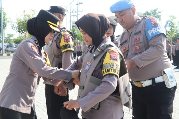 Polres Sukoharjo Berikan Rompi Anti Sayat Kepada 167 Bhabinkamtibmas