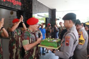 Polres Sukoharjo Rayakan HUT TNI Ke-79 dengan Kejutan di Empat Lokasi Markas TNI