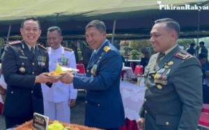 Polresta Malang Kota Serahkan Tumpeng di Markas TNI, Rayakan HUT ke-79 dengan Aksi Nyata