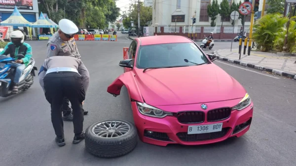 Polresta Malang Kota Sigap Bantu Pengemudi Atasi Masalah Ban Mobil