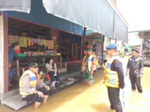 Ratusan Warga Terdampak Banjir, Satbrimob Polda Kalteng Sigap Salurkan Bantuan