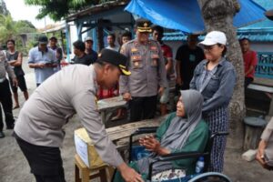 Ringankan Beban Lansia di Gilimanuk, Kapolres Jembrana Beri Bantuan Sembako Lewat Program Minggu Kasih