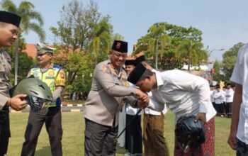 Sambut Hari Santri, Polres Batang Bagikan 10 Helm Untuk Para