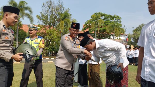 Sambut Hari Santri, Polres Batang Bagikan 10 Helm Untuk Para