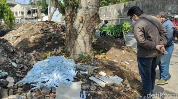 Sampah Medis Ditemukan Berserakan Di Pinggir Jalan Kota Malang, Warga