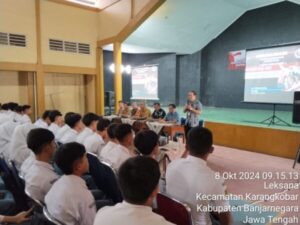 Sat Resnarkoba Polres Banjarnegara Lakukan Sosialisasi untuk Cegah Penyalahgunaan Narkoba di SMAN 1 Karangkobar