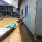 Satbrimob Polda Kalteng Bantu Evakuasi Warga Terdampak Banjir Di Murung