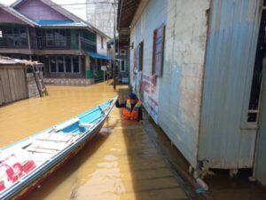 Satbrimob Polda Kalteng Bantu Evakuasi Warga Terdampak Banjir di Murung Raya