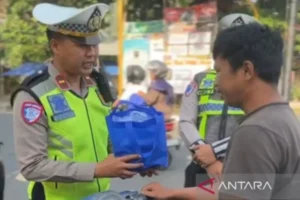 Polres Pekalongan Berikan Sembako kepada Pengendara Tertib Berlalu Lintas