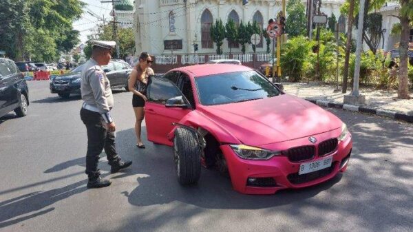 Sigap, Polisi Di Kota Malang Bantu Pengemudi Mobil Yang Alami