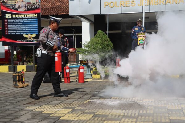 Sinergi Polres Jembrana Dan Damkar: Pelatihan Apar Untuk Keselamatan Masyarakat