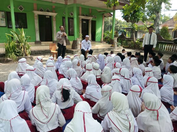 Bhabinkamtibmas Desa Medewi Ciptakan Kedekatan dengan Siswa melalui Edukasi Anti-Perundungan