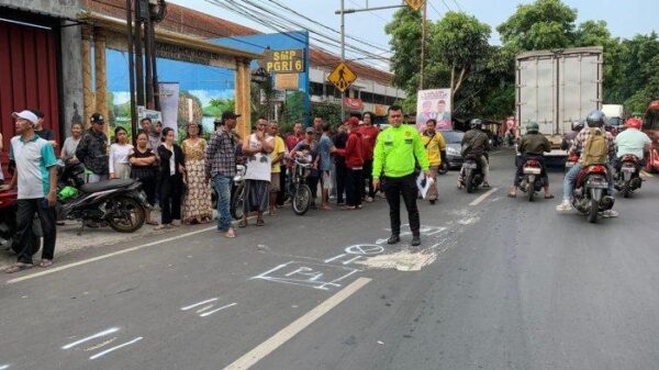 Sopir Diduga Mengantuk, Mobil Seruduk Angkot Dan Pejalan Kaki Di