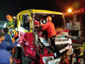 Usai Tabrak Ekskavator di Jalur Pantura Kendal, Truk Trailer Ringsek dan Kondisi Korban Diungkap