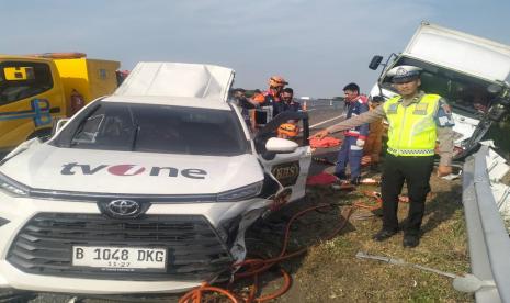 Tabrakan Di Tol Pemalang, Mobil Tv One Hancur, Tiga Orang