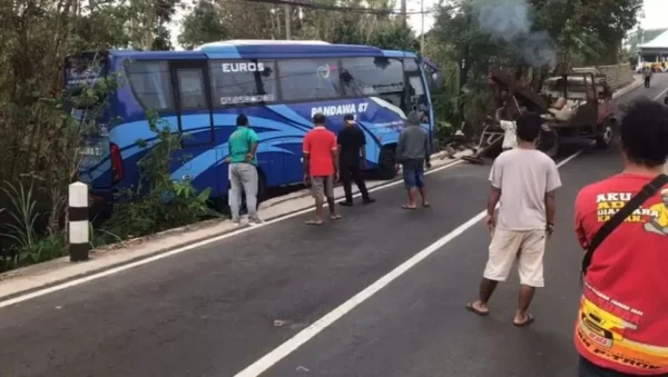 Tak Kuat Tanjakan, Bus Rombongan Klaten Celaka di Patuk-Dlingo