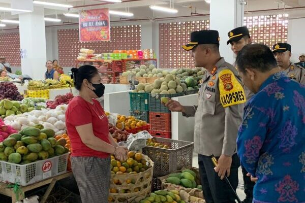 Teknologi Baru dalam Pengawasan: Kapolres Jembrana Uji Coba Body Worn Camera di Pasar