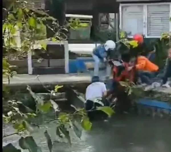 Nekat Terobos Proyek Jembatan di Bumiayu, Pemotor Tercebur ke Sungai