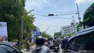 Tiang WiFi Roboh di Jalan Pemuda Semarang, Lalu Lintas Terhambat