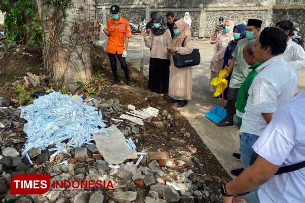 Tim Dinkes dan Polresta Malang Kota Bergerak Cepat Atasi Sampah Medis Terbuang Sembarangan