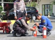 Tingkatkan Kesiapsiagaan, Polres Jembrana Latih Apar Bersama Damkar