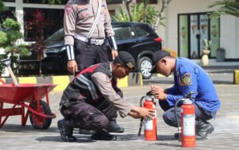 Tingkatkan Kesiapsiagaan, Polres Jembrana Latih Apar Bersama Damkar