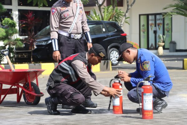 Tingkatkan Kesiapsiagaan, Polres Jembrana Latih Apar Bersama Damkar