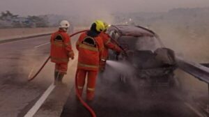 Tabrakan dengan Truk, Mobil Rush Terbakar di Tol Semarang