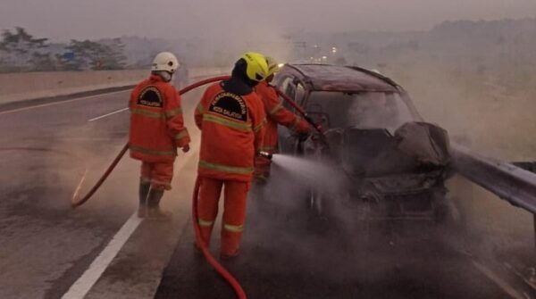 Tol Semarang Gempar, Mobil Rush Tabrak Truk Hingga Terbakar