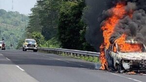 Menepi untuk Selamat: Pengemudi Kijang Hindari Kebakaran di Tol Ungaran Semarang