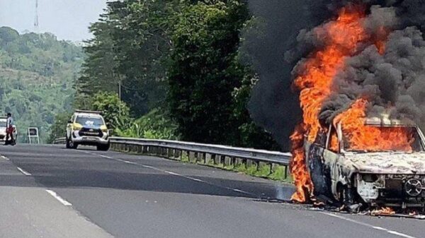 Kebakaran Mobil Kijang di Tol Ungaran Semarang, Pengemudi Bertindak Cepat Menepi