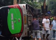 Bus Rombongan dari Tangerang Terguling di Pekalongan, Satu Korban Meninggal