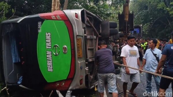 Tragis! Bus Rombongan Dari Tangerang Terguling Di Pekalongan, 1 Nyawa