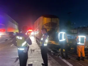 Truk Boks Terlibat Kecelakaan dengan Truk Dump di Tol Solo-Semarang, Satu Tewas dan Satu Luka Berat