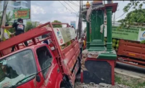 Truk LPG Terperosok Parit saat Hindari Tabrakan di Jalan Raya Solo-Semarang