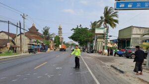 Truk Tangki Tabrak Trotoar dan Terguling, Dua Motor Terlibat Kecelakaan di Kalipang Sarang