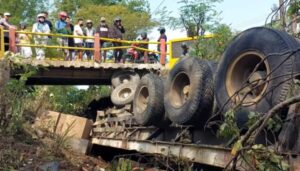 Kecelakaan Fatal, Truk Terjun ke Sungai di Purwodadi, 1 Korban Tewas, 5 Luka