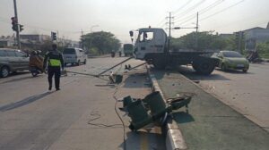 Mobil Nyelonong Bikin Sopir Kaget, Truk Trailer Tersangkut di Trotoar Yos Sudarso Semarang